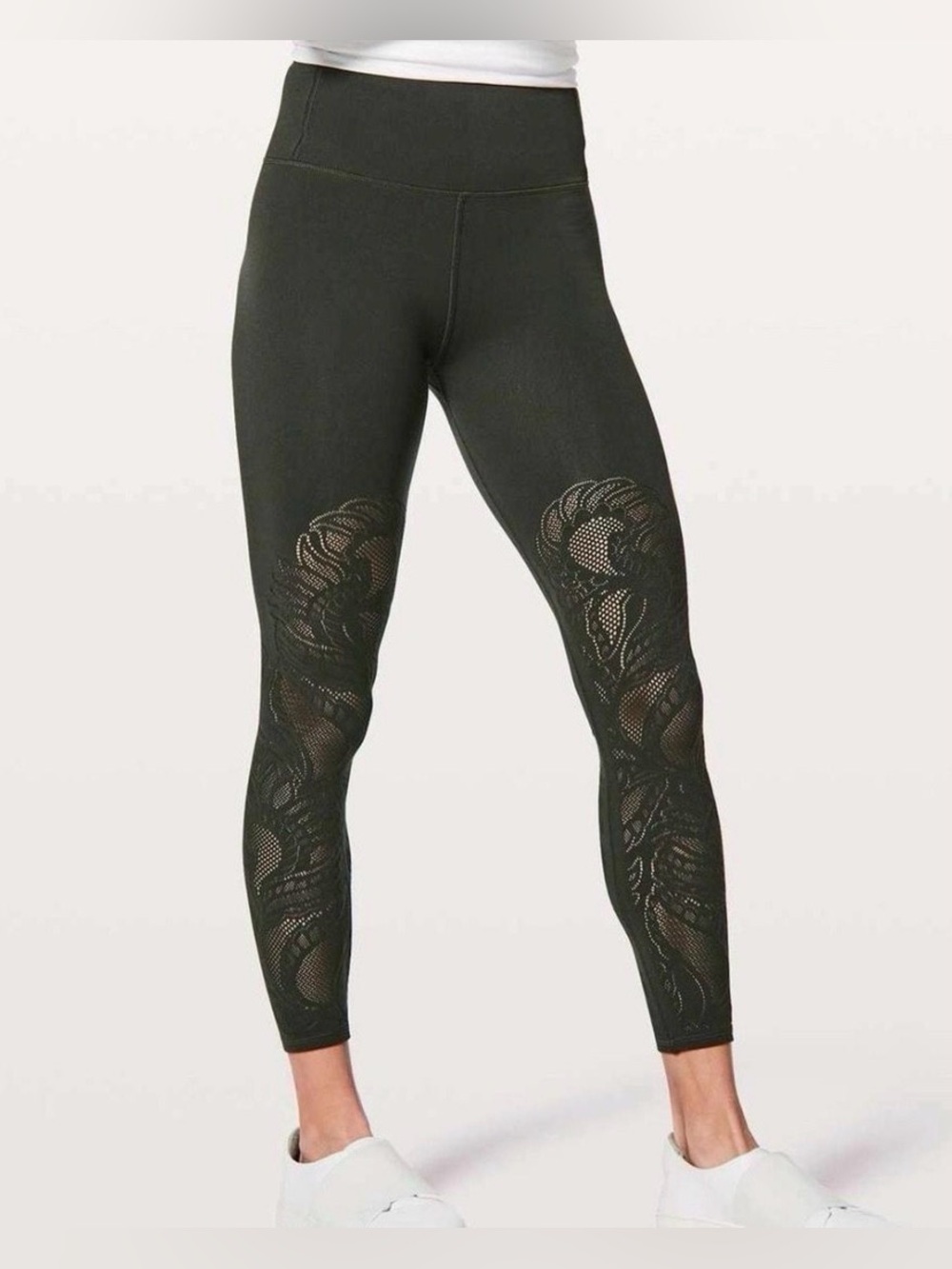 Women’s Lululemon Reveal 7/8 tight leggings 25” inseam in evergreen - size 8